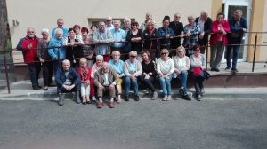 Zdjęcie kolorowe. Fotografia grupowa uczestników turnusu rehabilitacyjno-rekreacyjnego w miejscowości Dziwnówek.